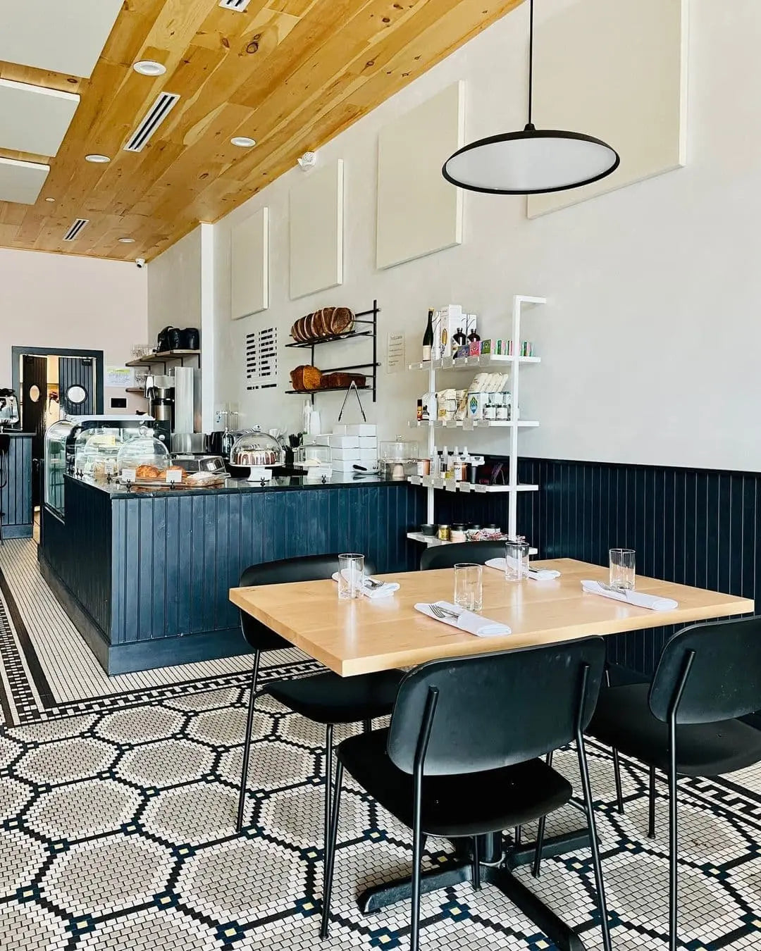 roze-pony-seating-and-bakery.webp