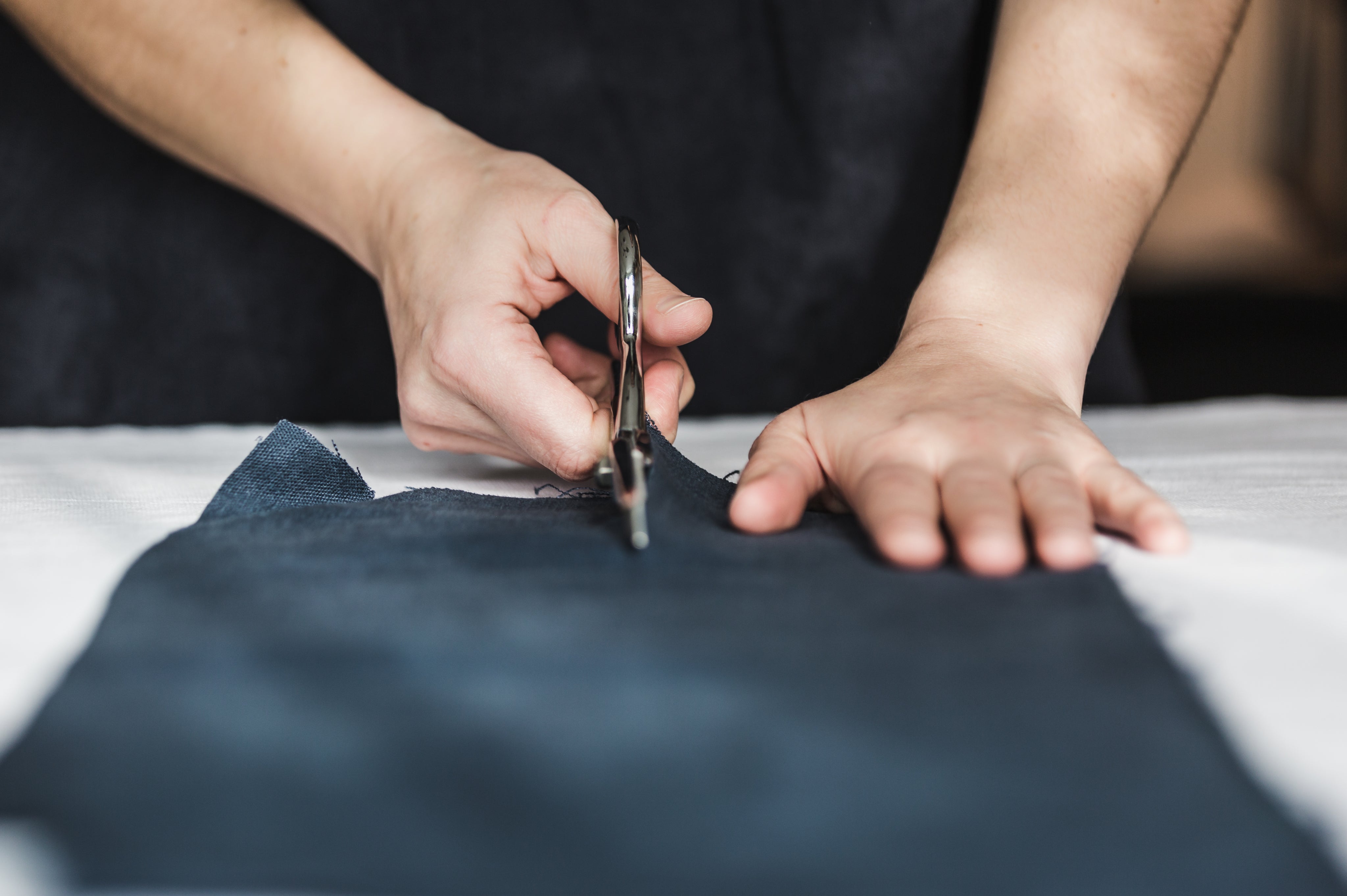 scissors-cutting-fabric-straight-on.jpg